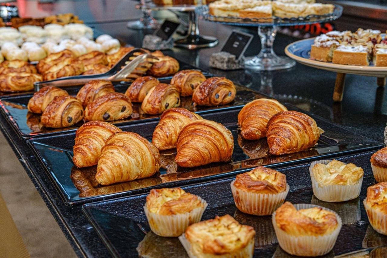 Radisson Blu Hotel Batum Dış mekan fotoğraf Croissants and muffins